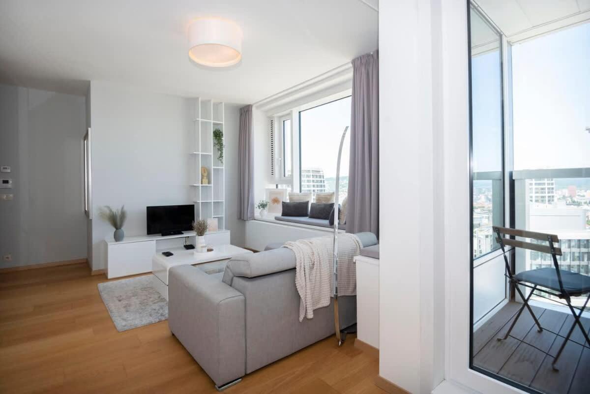 Luxury 1Bdrm On The 28Th Floor Daire Bratislava Dış mekan fotoğraf